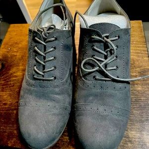 Women’s size 10 Nine West gray Oxford shoe
